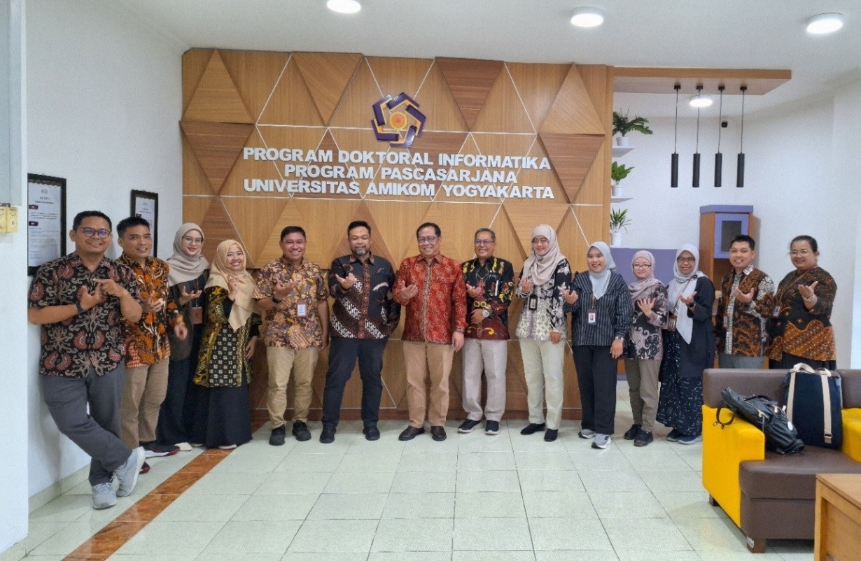 Benchmarking Sekolah Vokasi Universitas Terbuka ke Universitas Amikom Yogyakarta: Sinergi Penguatan Pendidikan Vokasi yang Unggul, Adaptif, dan Berdaya Saing