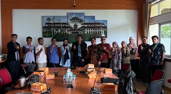 Sekolah Vokasi Universitas Terbuka Lakukan Benchmark ke Politeknik Negeri Bandung: Perkuat Pembelajaran Vokasi Berbasis Industri dan Digital