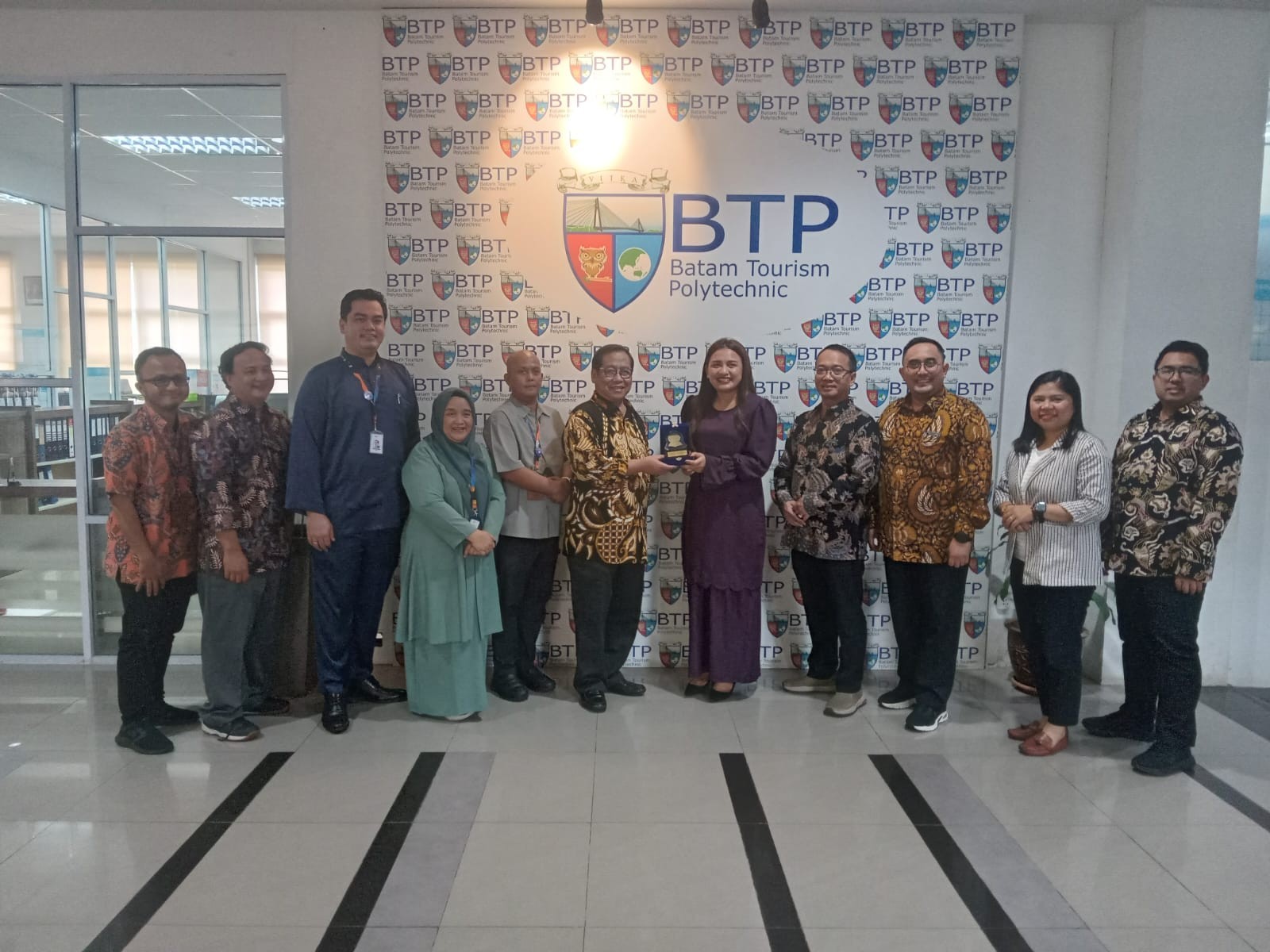 Benchmarking Sekolah Vokasi di Batam Tourism Polytechnic: Optimalisasi Kurikulum, Transformasi Pembelajaran, dan Sinergi Industri untuk Masa Depan Kompetitif
